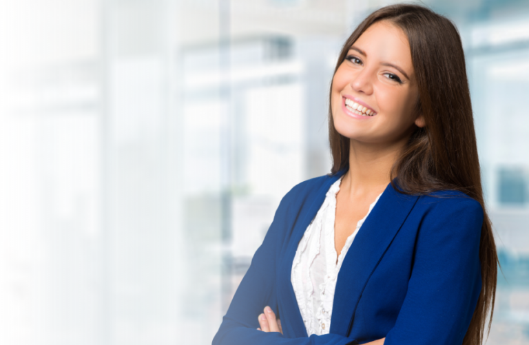 Berufstätige Frau im Business-Outfit