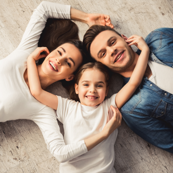 Glückliche Familie mit Kind