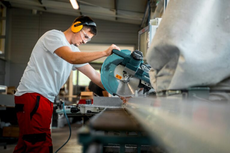 Mitarbeiter an einer Maschine in der Produktion