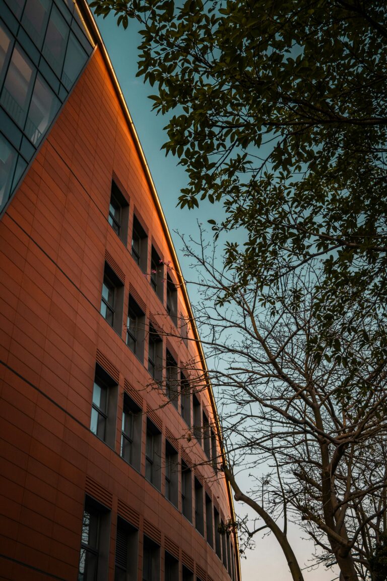 Modernes Bürogebäude mit großen Fensterflächen