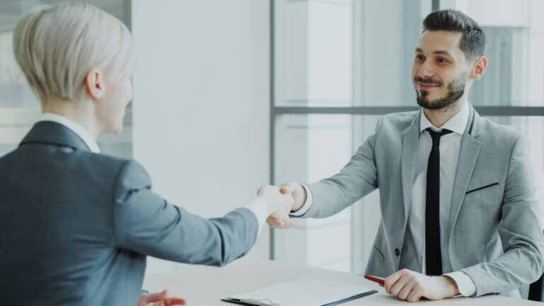 Handschlag nach einem Beratungsgespräch im modernen Büro – Versicherungen für Unternehmen